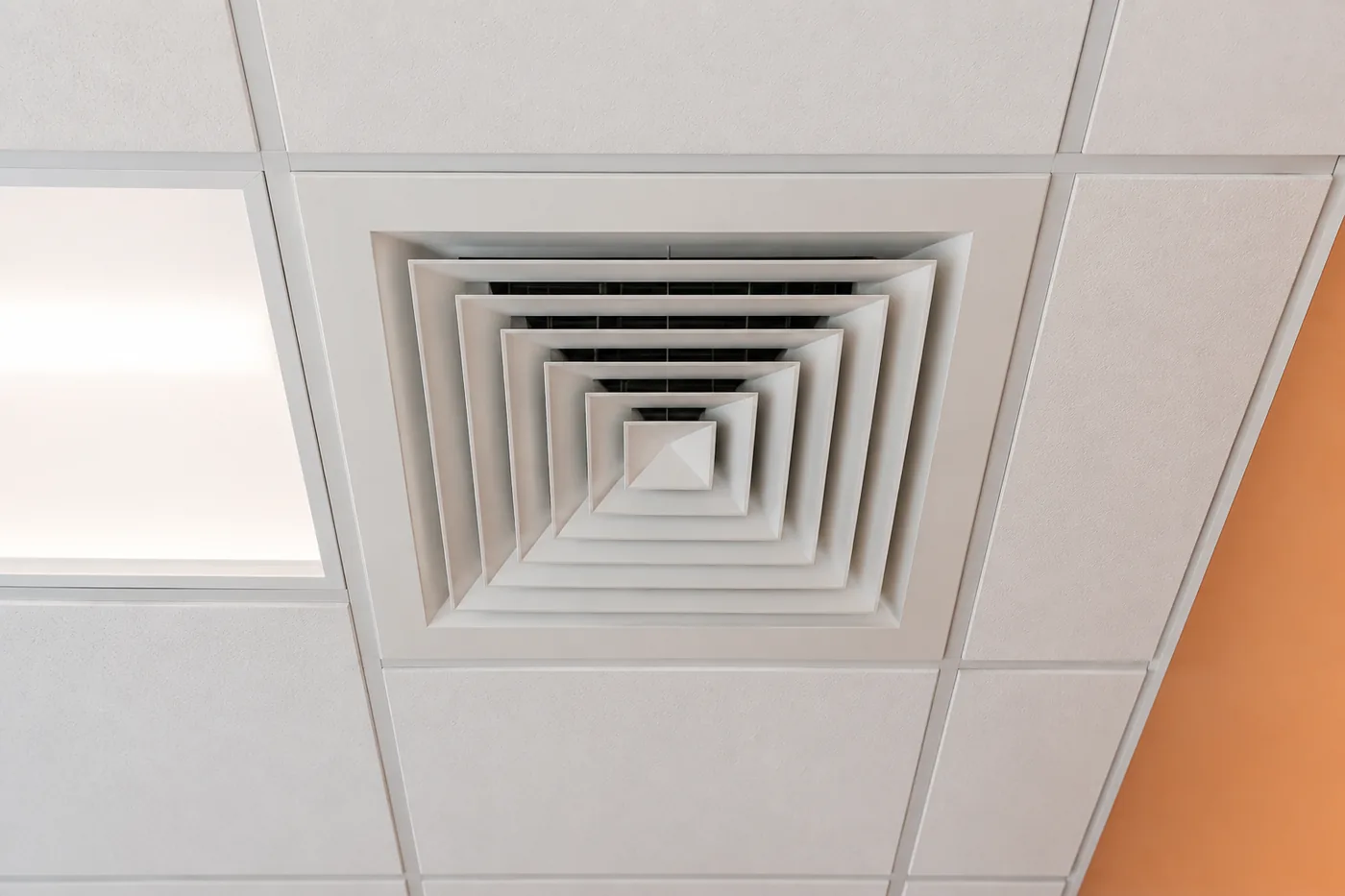 Ceiling diffuser with a flexible connection to the duct